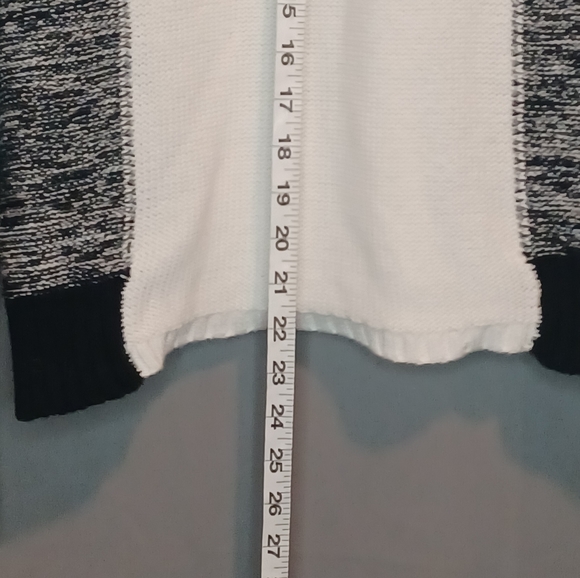 Victoria's Secret Black & White Sweater Size Medium - Picture 6 of 7
